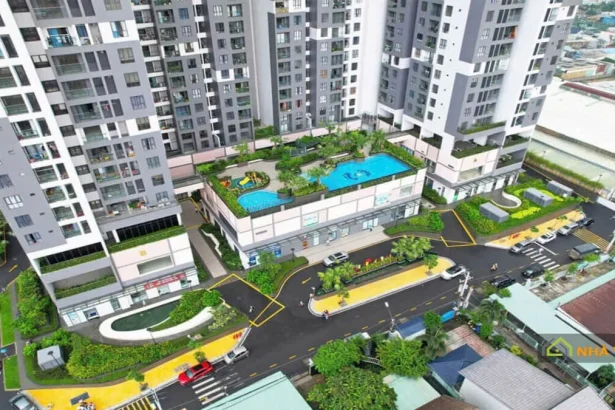 Gia đình trẻ tận hưởng tiện ích hồ bơi tại chung cư