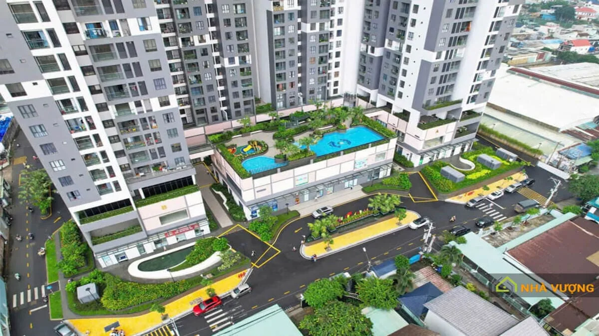 Gia đình trẻ tận hưởng tiện ích hồ bơi tại chung cư