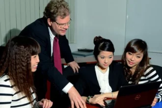 Chuyên gia nước ngoài trao đổi công việc tại văn phòng ở TP.HCM