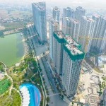 Công trường thi công dự án bất động sản đang trì trệ