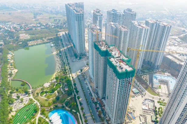 Công trường thi công dự án bất động sản đang trì trệ