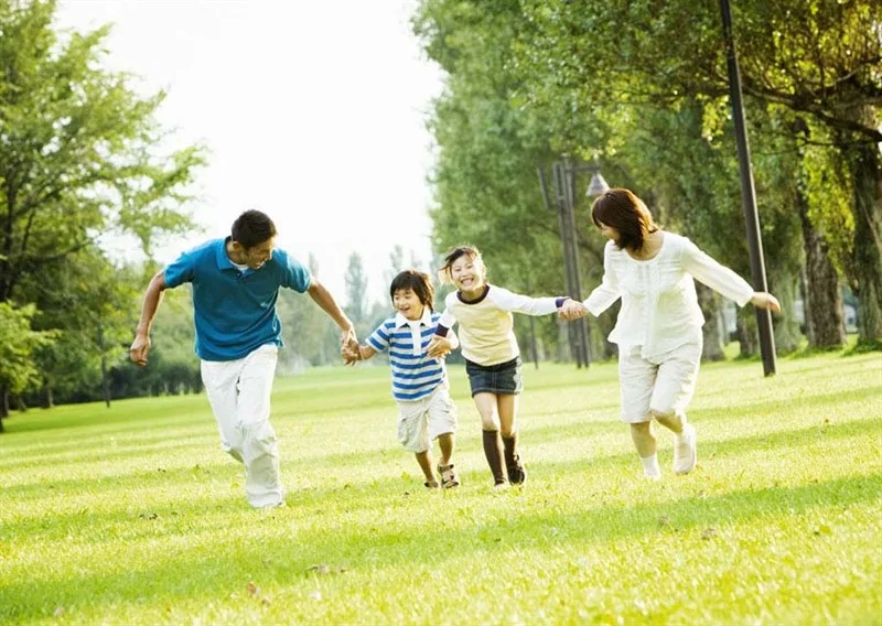 Gia đình đang vui chơi, học tập cùng nhau trong một khuôn viên xanh mát
