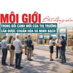Môi giới bất động sản đang thuyết phục khách hàng mua nhà
