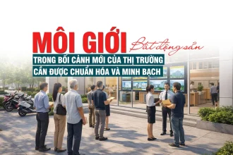 Môi giới bất động sản đang thuyết phục khách hàng mua nhà