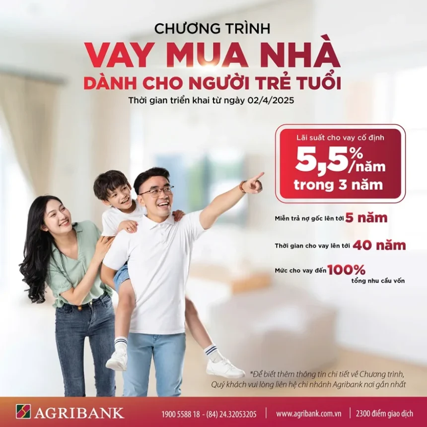 Người trẻ đang ký hợp đồng vay mua nhà tại ngân hàng