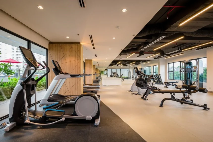 Phòng gym hiện đại với máy chạy bộ và tạ tại tầng 2 TT Genesis