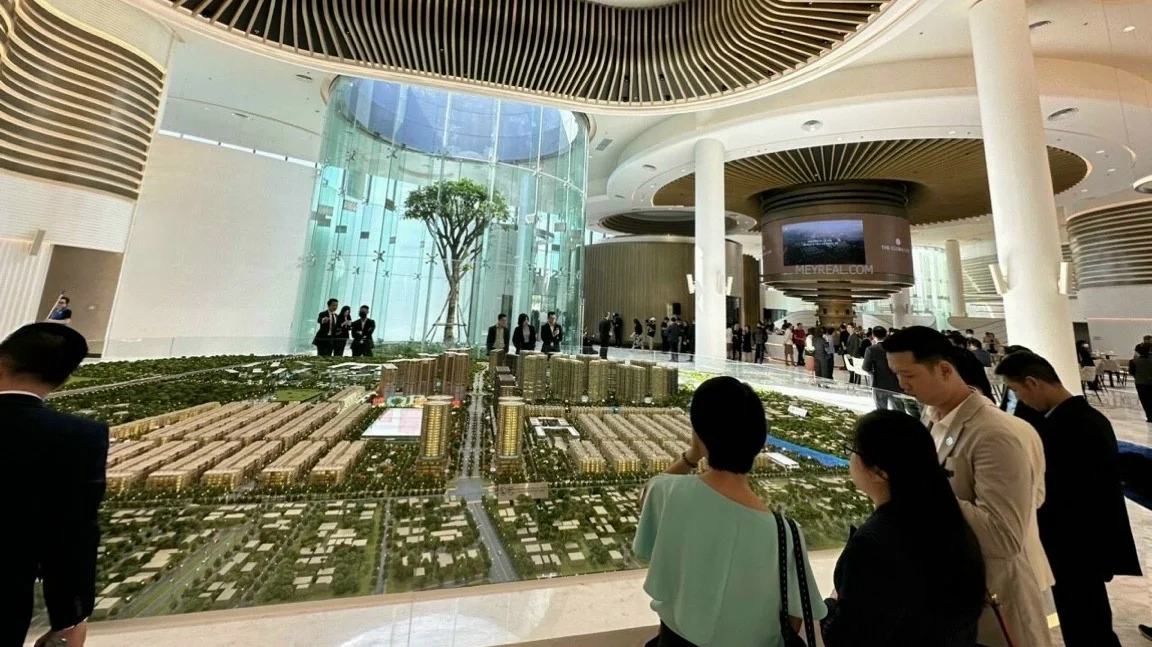 Sa bàn The Global City tại showroom