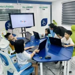 Trẻ em đang học tập trong một không gian thư viện hiện đại, đầy đủ tiện nghi