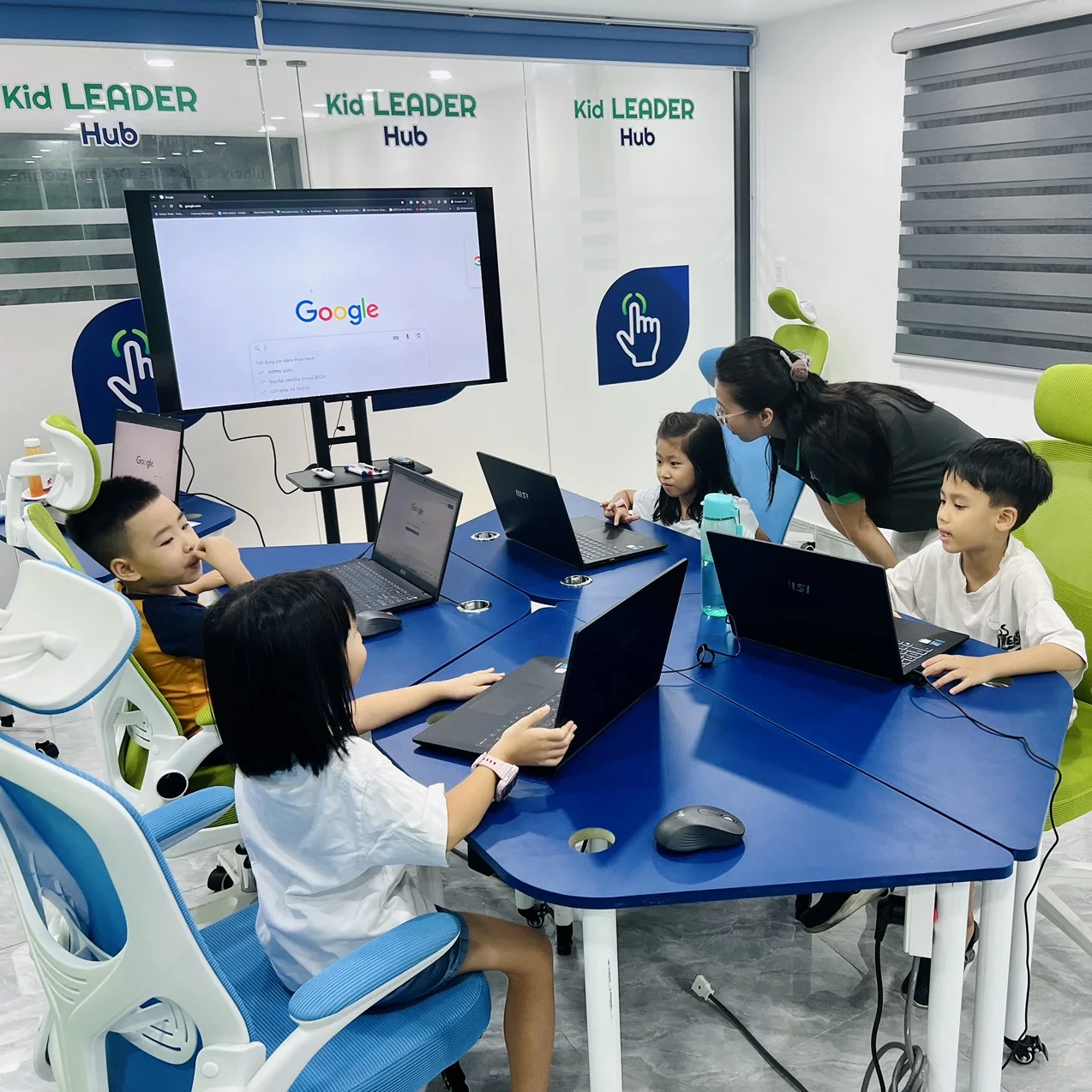 Trẻ em đang học tập trong một không gian thư viện hiện đại, đầy đủ tiện nghi