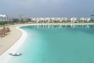 Toàn cảnh bãi biển cát trắng nhân tạo Paradise Lagoon tại Cần Giờ với mặt hồ nước mặn rộng