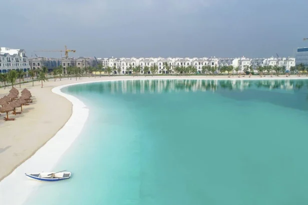 Toàn cảnh bãi biển cát trắng nhân tạo Paradise Lagoon tại Cần Giờ với mặt hồ nước mặn rộng