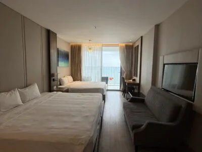 Căn hộ nghỉ dưỡng view biển với ban công và nội thất gỗ chịu ảnh hưởng của hơi muối