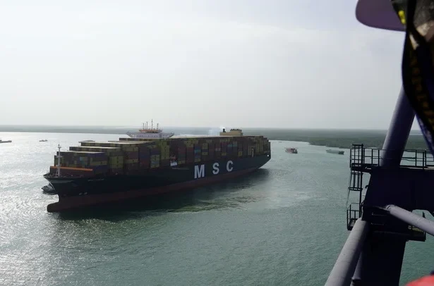 Cảng container Cái Mép Thị Vải với tàu biển cỡ lớn cập bến