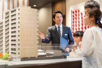 Chuyên viên môi giới bất động sản tư vấn khách hàng cao cấp tại sàn giao dịch
