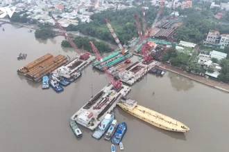 Công trường thi công cầu kết nối Cần Giờ với TP.HCM