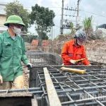 Công trường xây dựng tại Việt Nam với thép và xi măng tập kết