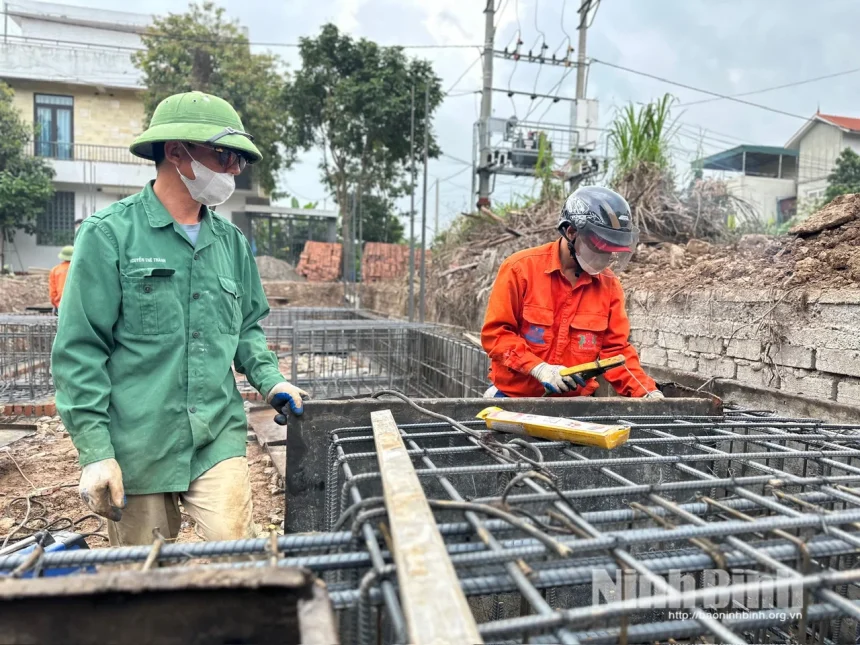 Công trường xây dựng tại Việt Nam với thép và xi măng tập kết