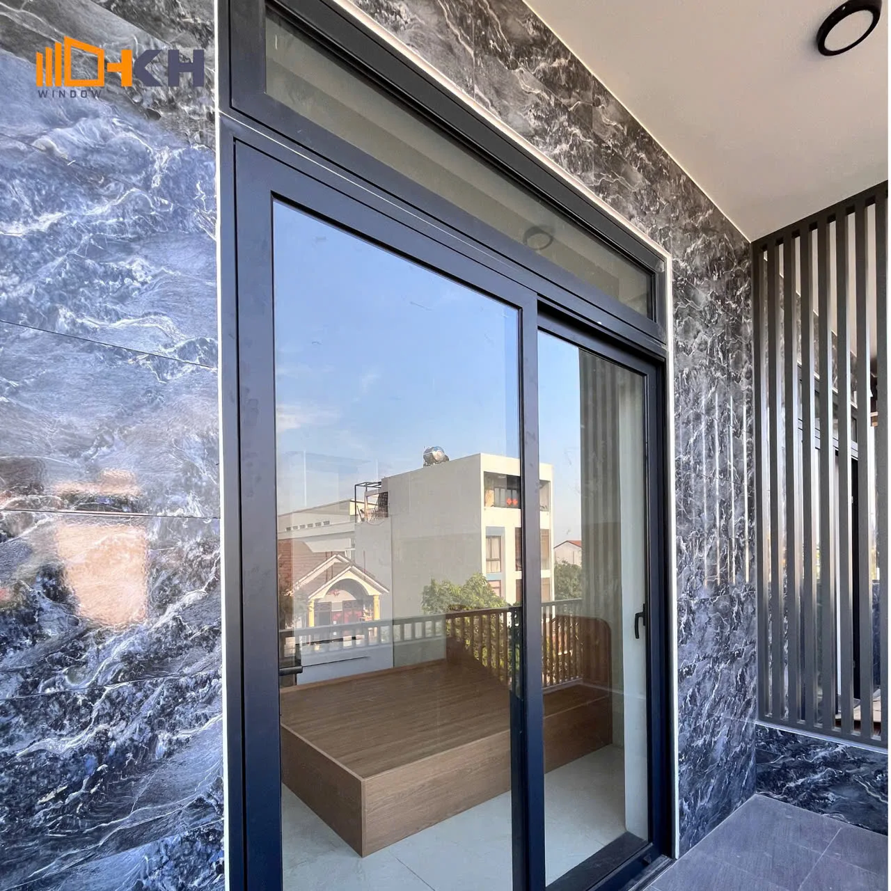Cửa nhôm sơn tĩnh điện cao cấp lắp đặt cho công trình gần biển