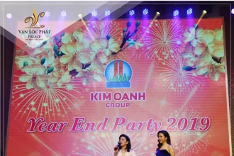 Không gian dạ tiệc tất niên của doanh nghiệp bất động sản với bàn tiệc trang trọng