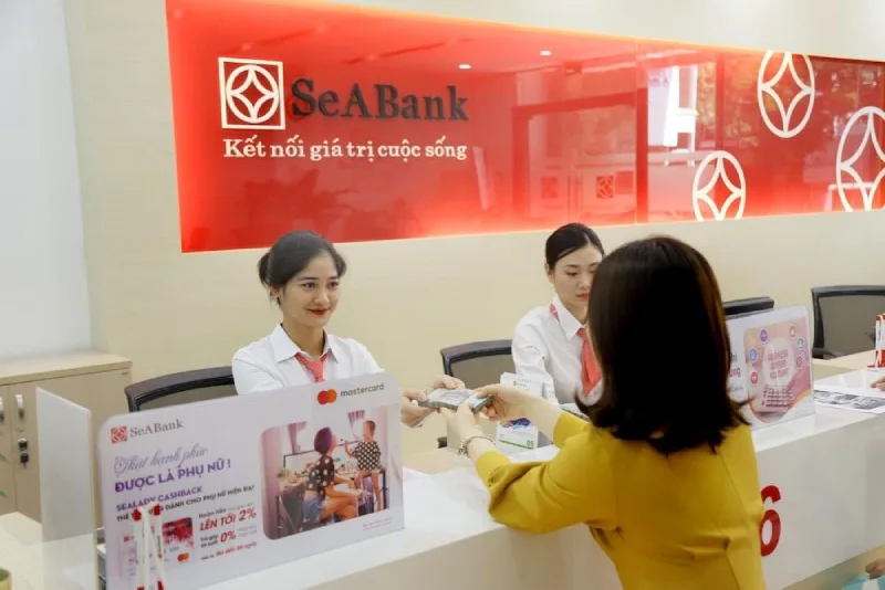 Gia đình tính toán khoản vay mua nhà trước biến động lãi suất thả nổi
