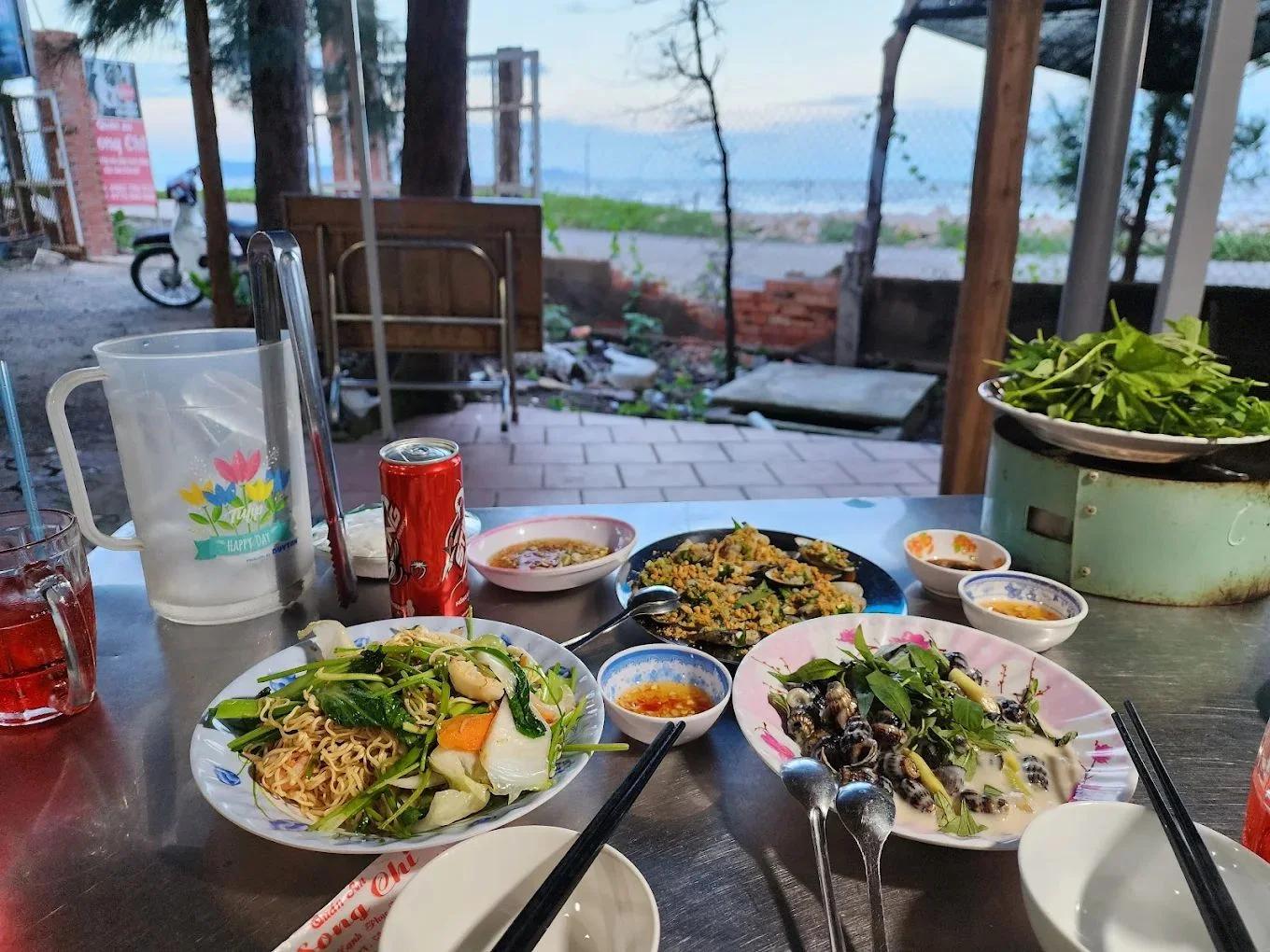 Món hải sản tươi tại nhà hàng ven sông Cần Giờ
