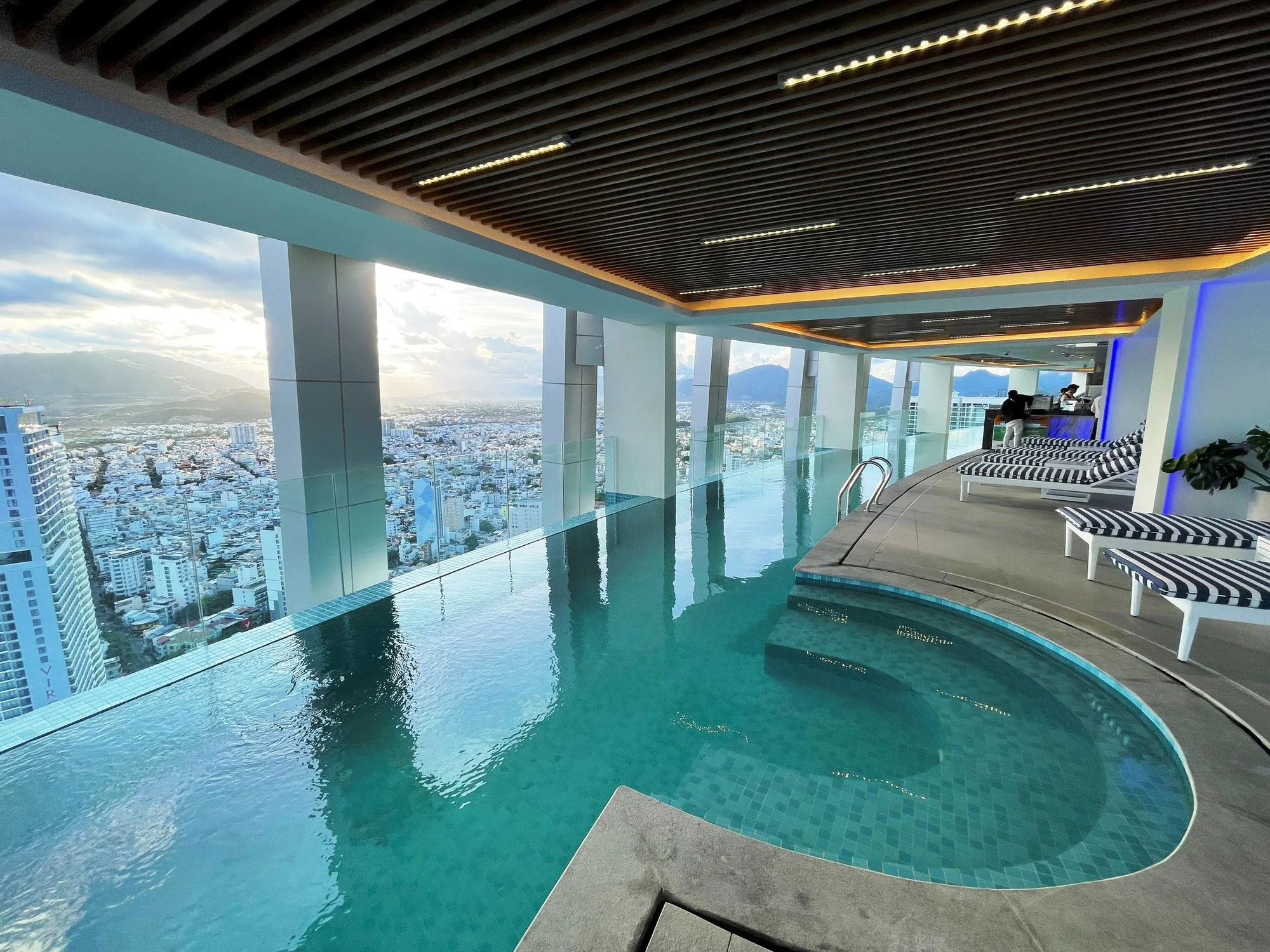 Hồ bơi vô cực tầng cao trong khu căn hộ staycation Quận 7