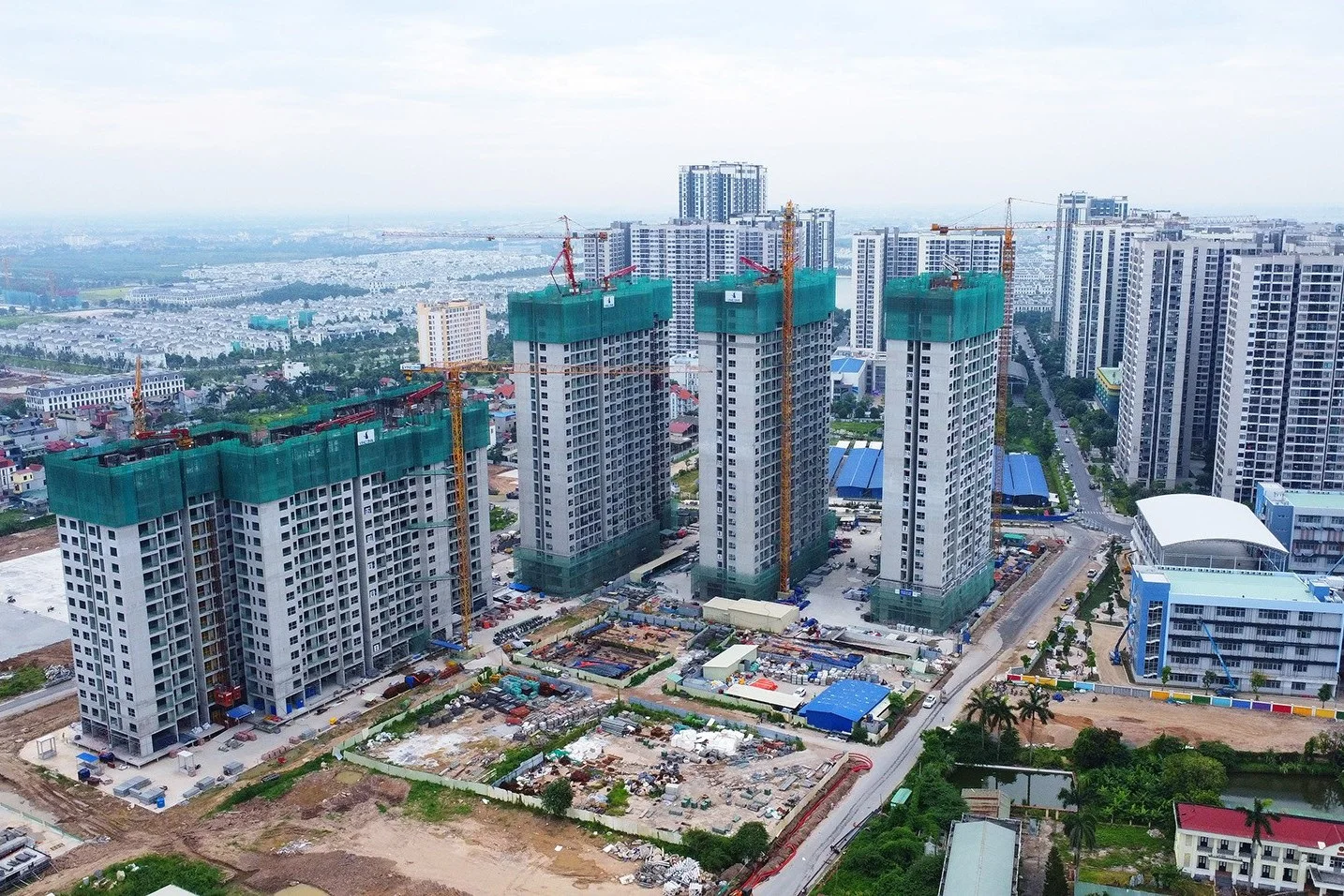Khu đô thị Vinhomes với các tòa căn hộ đang xây dựng