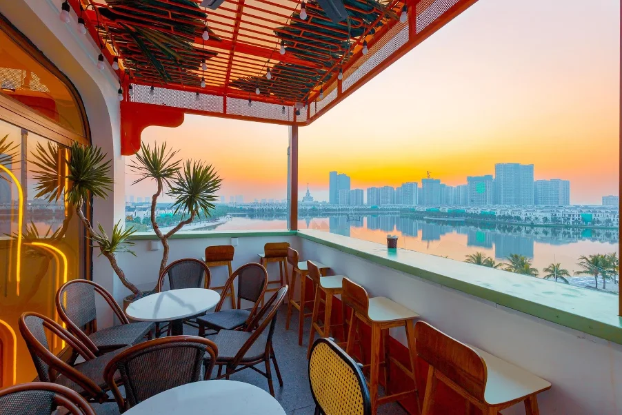 Khu lounge và cà phê ven hồ trong khu đô thị Vinhomes