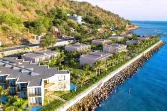 Toàn cảnh khu nghỉ dưỡng ven biển Việt Nam nhìn từ trên cao