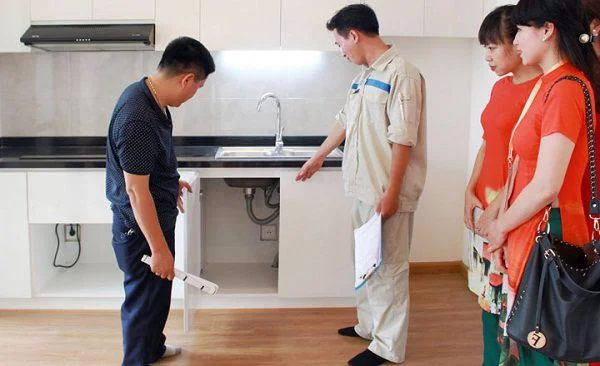 Khách hàng nhận bàn giao căn hộ tại văn phòng ban quản lý dự án