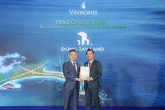 Toàn cảnh lễ xuất quân đại lý phân phối Vinhomes Green Paradise Cần Giờ với đông đảo chuyên viên kinh doanh
