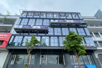 Mặt dựng kính cong bo tròn của tòa nhà văn phòng hiện đại nhìn từ ngoài