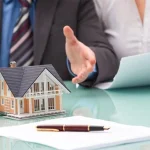 Người mua nhà đọc và ký bộ hợp đồng mua bán căn hộ tại sàn giao dịch