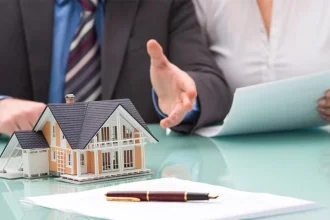 Người mua nhà đọc và ký bộ hợp đồng mua bán căn hộ tại sàn giao dịch
