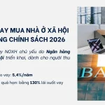 Người mua nhà tính toán lãi suất vay ngân hàng trên máy tính