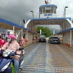 Phà biển Cần Giờ - Cần Giuộc cập bến vận chuyển hành khách và hàng hóa