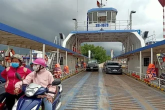 Phà biển Cần Giờ - Cần Giuộc cập bến vận chuyển hành khách và hàng hóa