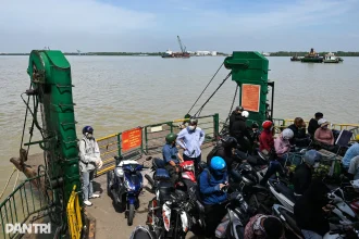 Phà Bình Khánh nối Nhà Bè và Cần Giờ chở ô tô và xe máy qua sông Soài Rạp