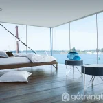 Phòng ngủ master view biển với vách kính tràn viền kịch trần và giường hướng ra bình minh