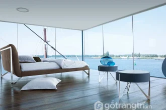 Phòng ngủ master view biển với vách kính tràn viền kịch trần và giường hướng ra bình minh