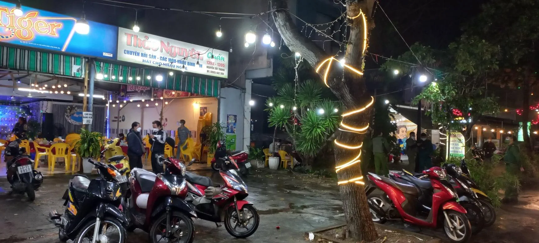 Quán nhậu đêm khuya trong khu dân cư