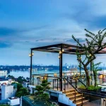Phối cảnh tầng thượng nhà phố liền kề cải tạo thành quán cà phê gia đình có mái che và cây xanh