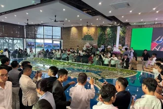 Sa bàn cơ học quy mô lớn mô phỏng dự án Vinhomes Cần Giờ tại văn phòng bán hàng