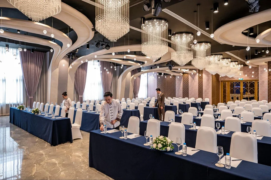Sảnh tiệc sang trọng trong đêm tri ân những chủ nhân tiên phong