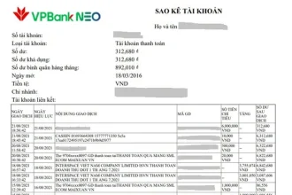 Mẫu sao kê tài khoản vay mua nhà do ngân hàng phát hành trên bàn làm việc