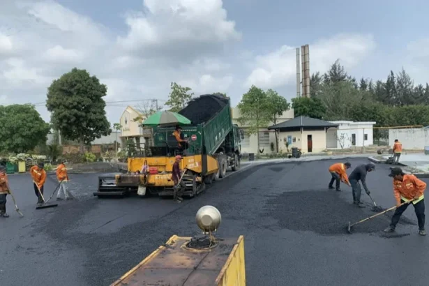 Máy lu đang lu lèn thảm nhựa trên trục đường nội khu phân khu A Vịnh Tiên