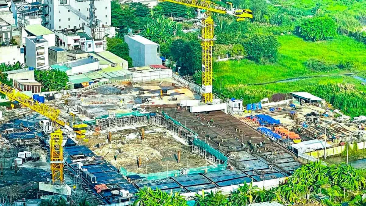 Công trường thi công dự án Vlasta Premier Quận 7 đang xây dựng
