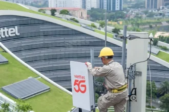 Trạm phát sóng 5G đặt trên nóc tòa nhà trong khu đô thị sinh thái nhiều cây xanh