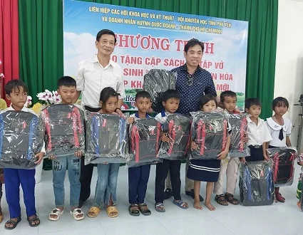Văn Phú Invest trao quà thiện nguyện cho người dân địa phương