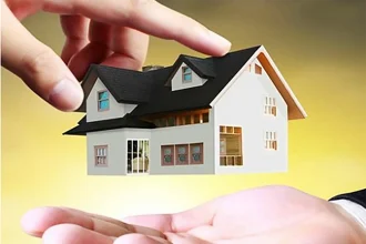 Việt kiều tìm hiểu thủ tục mua nhà tại văn phòng giao dịch bất động sản TP.HCM